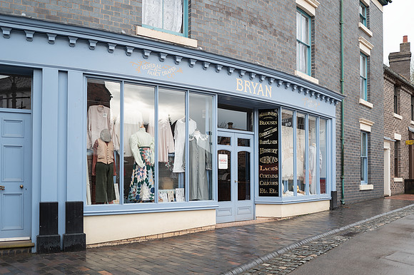 Martin and Sue shop. Beata Cosgrove Photography