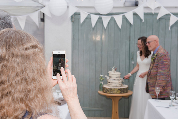 Cutting cake wedding day. Beata Cosgrove Photography.DSC_8858