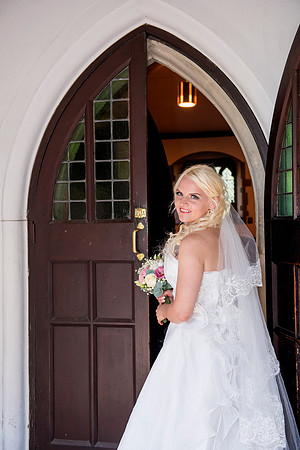 Church wedding. Bride arrival. Wedding day. Bath wedding photographer.