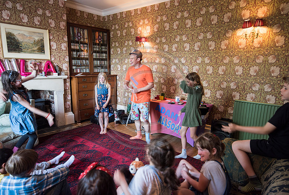 9.Magician birthday party. Beata Cosgrove Photography