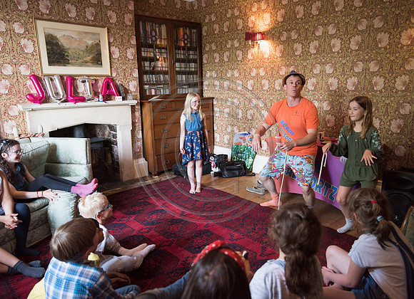 14.Magician birthday party. Beata Cosgrove Photography