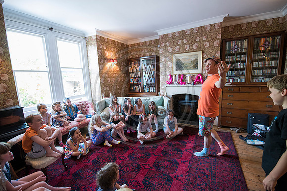 15.Magician birthday party. Beata Cosgrove Photography
