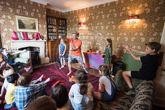 25.Magician birthday party. Beata Cosgrove Photography