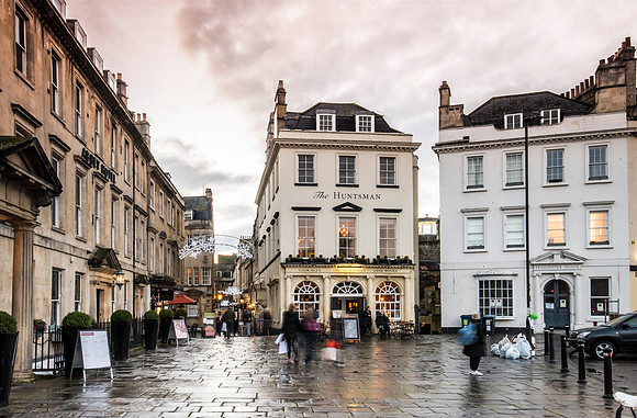 Visitors with shopping bags. Bath. Beata Cosgrove Photography